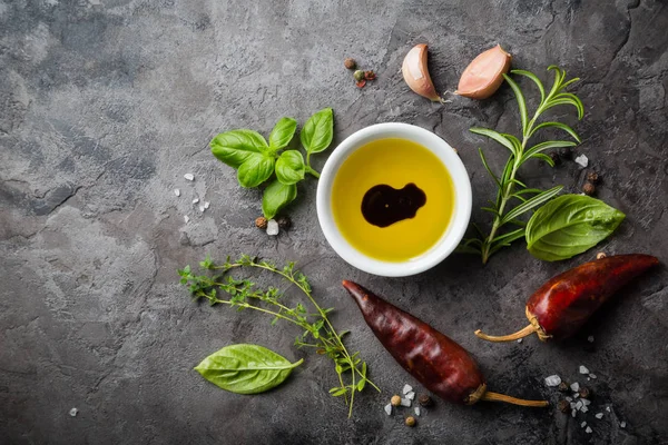 Speciale kruiden en specerijen op stenen achtergrond — Stockfoto