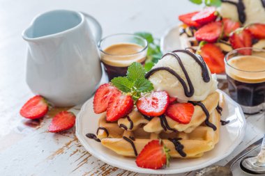 Waffle çilek, dondurma ve çikolata ile
