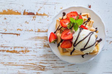 Waffle çilek, dondurma ve çikolata ile
