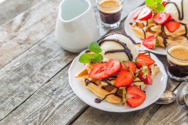Waffle çilek, dondurma ve çikolata ile
