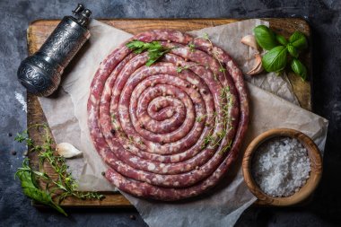 Çiğ sosis ızgara için