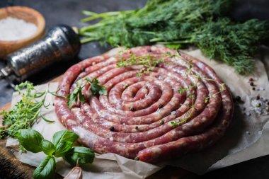 Çiğ sosis ızgara için