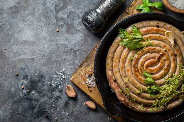 Сосиски для барбекю на чугунной сковороде — стоковое фото