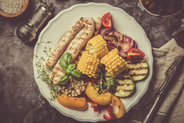 Сосиски для барбекю с овощами — стоковое фото