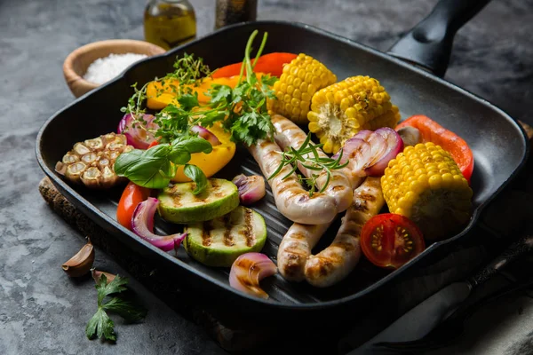 Salsichas de churrasco com legumes — Fotografia de Stock