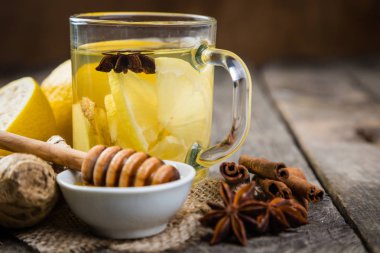 Limonlu ve ballı zencefilli çay