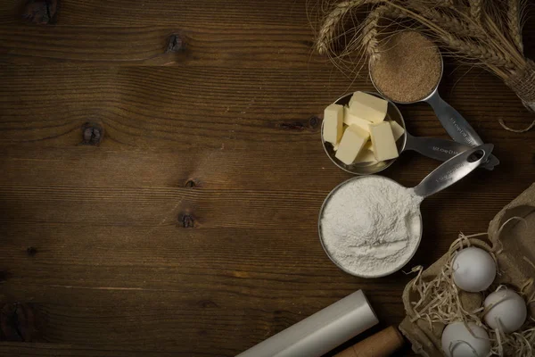 Ingredientes de cozimento em copos de medição — Fotografia de Stock