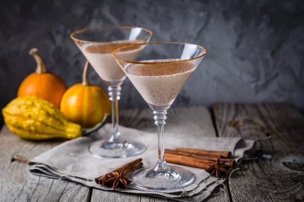 Cocktail à la cannelle martini d'automne — Photo