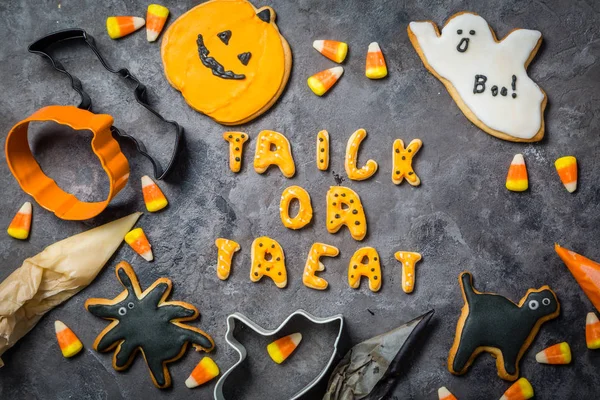 Концепция Хэллоуина с печеньем и конфетками — стоковое фото