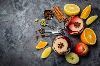 Mulled şarap ve malzemeler