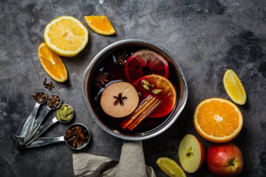 Mulled şarap ve malzemeler