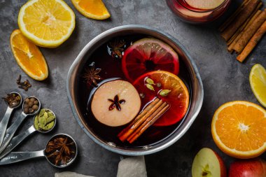 Mulled şarap ve malzemeler