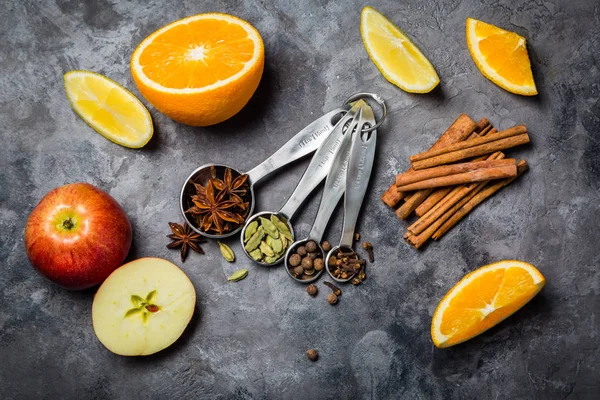 Mulled şarap ve malzemeler