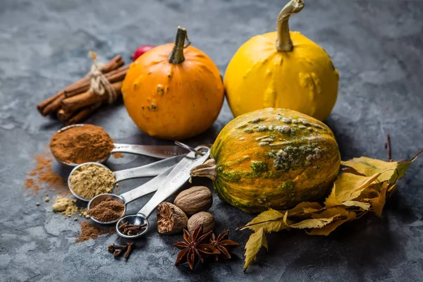 Bardak ölçme içinde kabak pasta baharat