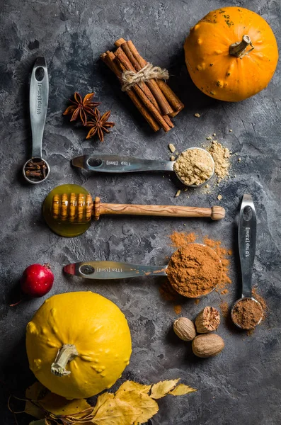 Kürbiskuchengewürze in Messbechern — Stockfoto