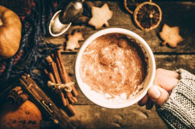 Sonbahar kabak spice latte rustik ahşap zemin üzerine