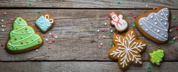 Galletas de Navidad sobre fondo de madera rústica — Foto de Stock