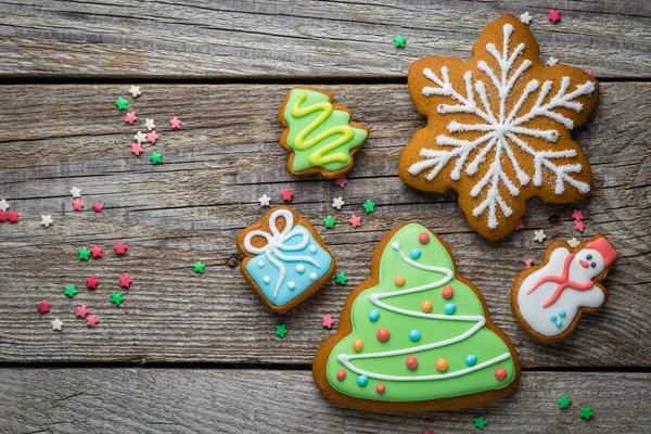 Biscoitos de Natal em fundo de madeira rústica — Fotografia de Stock