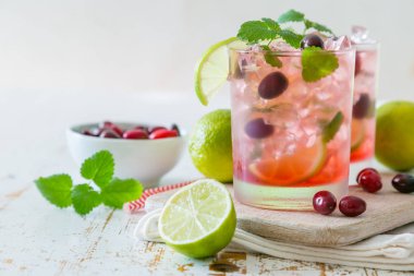 Kızılcık mojito rustik ahşap zemin üzerine