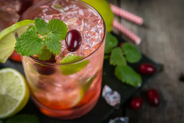 Mojito arándano sobre fondo de madera rústica —  Fotos de Stock