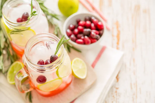 Cranberry limonádé üvegedénybe — Stock Fotó