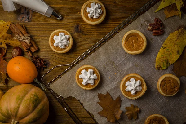 Thanksgiving concept - making mini pumpkin pies — Stock Photo, Image