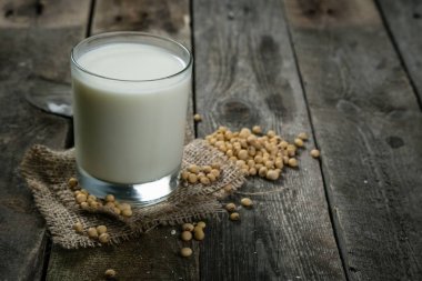 Soya sütü rustik ahşap zemin üzerine