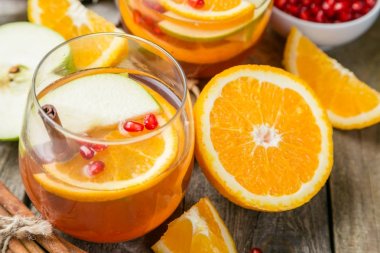 Mulled şarap ile portakal, nar