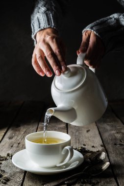 Beyaz fincan çay dökme