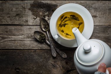 Beyaz fincan çay dökme