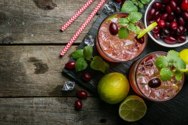 Kızılcık mojito rustik ahşap zemin üzerine