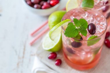 Kızılcık mojito rustik ahşap zemin üzerine