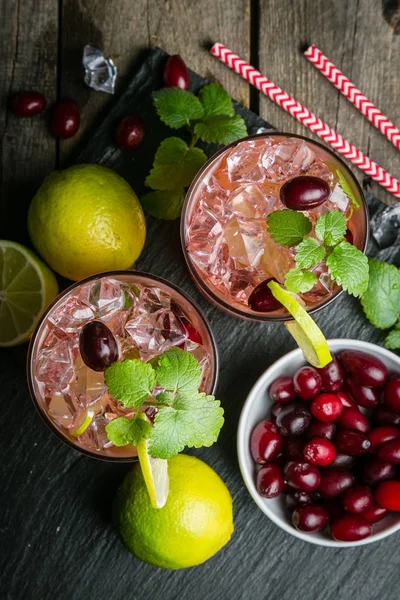 Mojito arándano sobre fondo de madera rústica —  Fotos de Stock