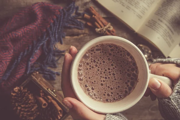 Chocolat chaud d'hiver sur fond rustique — Photo