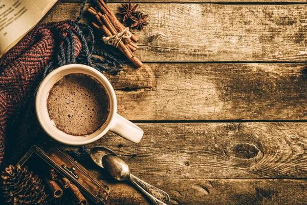 Cioccolata calda invernale su sfondo rustico — Foto Stock