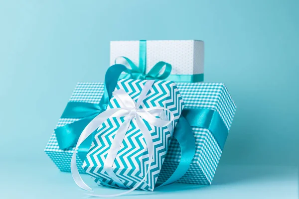 Weihnachtsdekoration - bunte Geschenke auf blauem Hintergrund — Stockfoto
