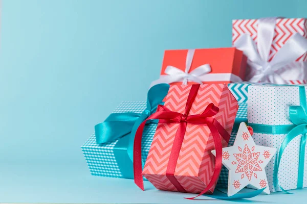 Decoraciones de Navidad - regalos de colores sobre fondo azul — Foto de Stock