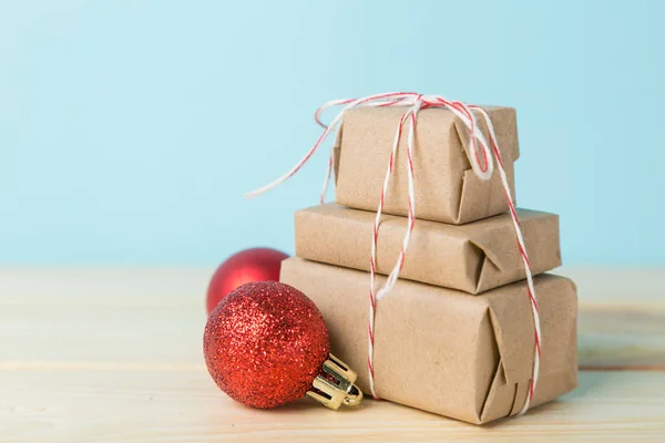 Boże Narodzenie dostawy koncepcja - stos prezentów, na sanki santa — Zdjęcie stockowe