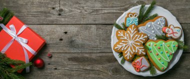 Rustik ahşap arka plan üzerinde Noel kurabiyeleri