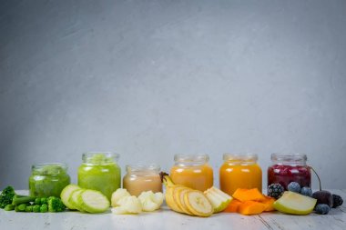 Cam kavanozlarda renkli bebek maması purees