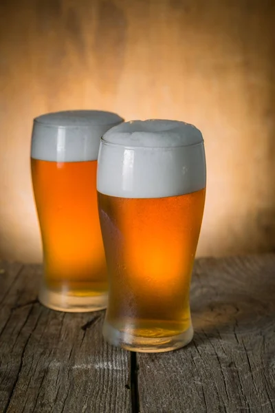 Birra in tazze ghiacciate su sfondo rustico — Foto Stock