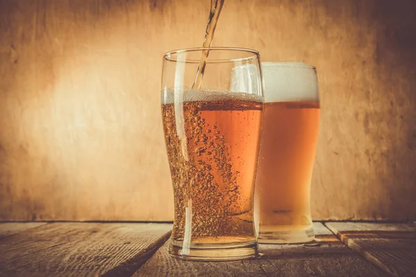 Piwo w mroźny kubki na tle rustykalnym — Zdjęcie stockowe