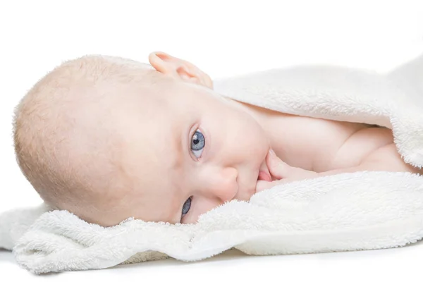 Καυκάσιος μωρό καλυμμένο με πετσέτα — Φωτογραφία Αρχείου