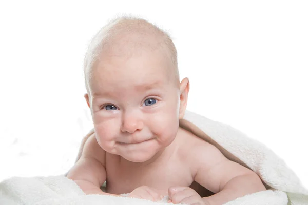Caucasiano bebê coberto com toalha — Fotografia de Stock