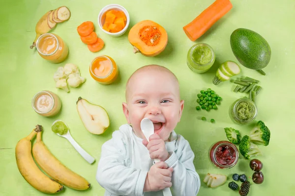 Purês de comida de bebê coloridos em frascos de vidro — Fotografia de Stock