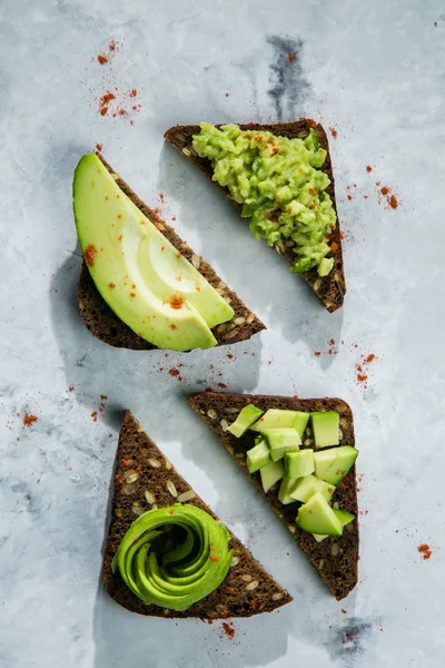 Tostadas de aguacate sobre fondo de mármol — Foto de Stock