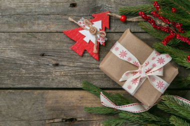 Rustik ahşap arka plan üzerinde Noel süsleri