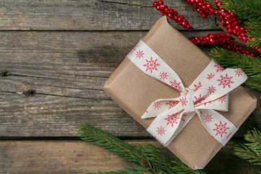 Rustik ahşap arka plan üzerinde Noel süsleri