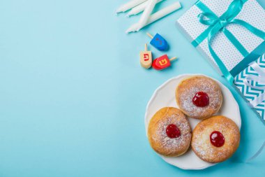 Hanukkah mavi zemin üzerine sembolleri