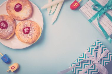 Hanukkah mavi zemin üzerine sembolleri